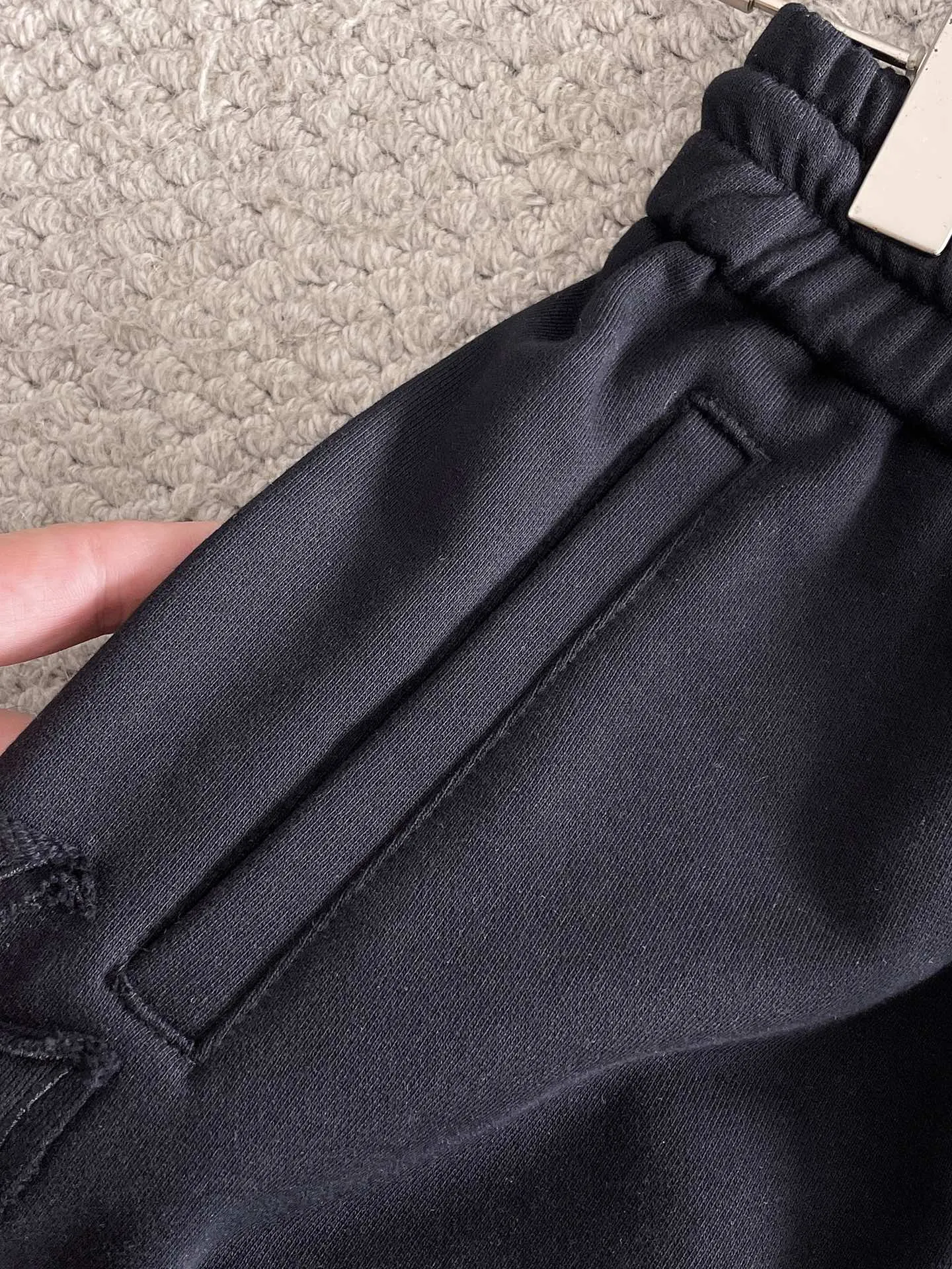 The Queen Mother's three-standard complete 2025 summer New Arrival men's casual shorts, advanced custom-made Breathable fabric, Breathable fabric, extremely stretchy and comfortable, impeccable details, top-grade accessories, original logo design concept, delicate and soft feel! The upper body fit is awesome! Size: M-XXXL Please state your height and weight when ordering
